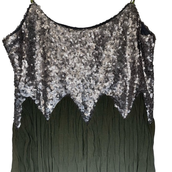 Gimmicks By BKE Pieced Silver Sequin Green & Gray Ombre Pixie Top Braided Strap - Picture 2 of 11